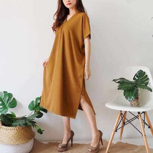 the dress is a long sleeved dress with a long skirt and a high waist.
