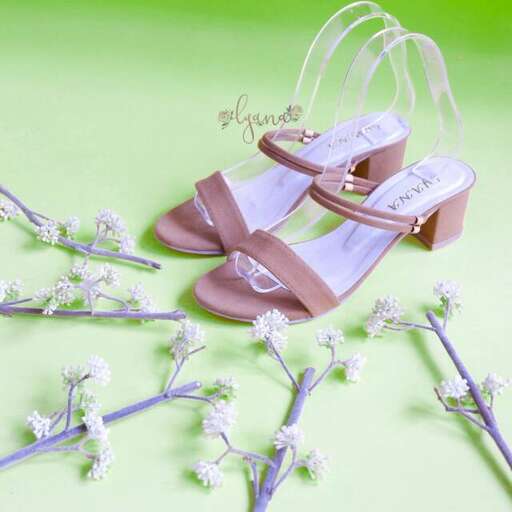 a pair of sandals with a flower in the middle.