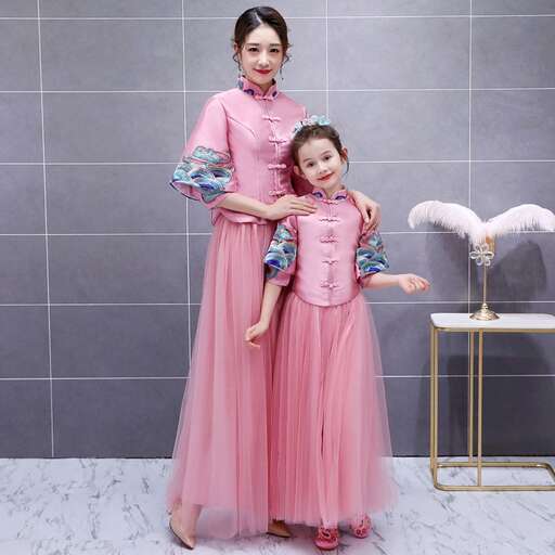 mother and daughter in pink dresses