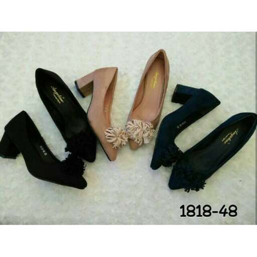 a pair of shoes with a bow on the back.