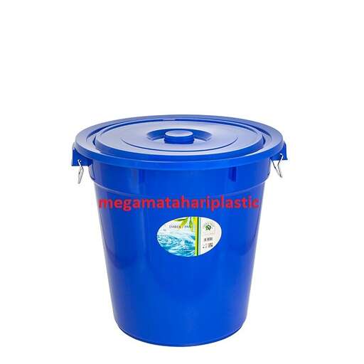 plastic container with lid and lid.