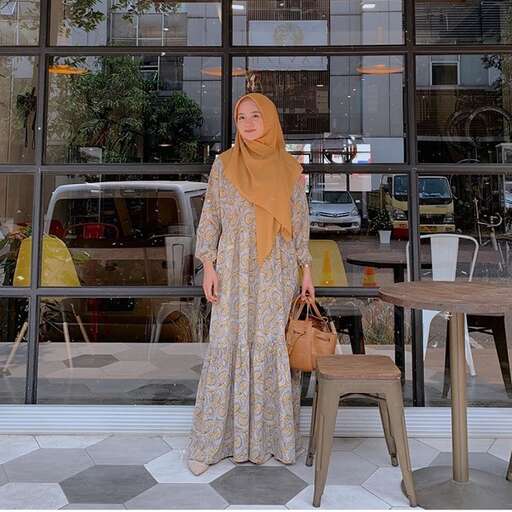 a woman in a dress and a purse.